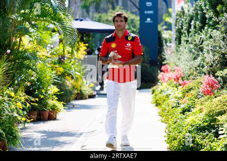 Marina Bay Street Circuit, Singapur. September 2023. 2023 Formel 1 Singapore Airlines Singapur Grand Prix; Free Practice Day; Nummer 55 Scuderia Ferrari Fahrer Carlos Sainz Jr kommt auf der Strecke an Credit: Action Plus Sports/Alamy Live News Stockfoto