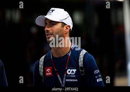 Marina Bay Street Circuit, Singapur. September 2023. 2023 Formel 1 Singapur Airlines Singapur Grand Prix; Free Practice Day; Nummer 3 Scuderia AlphaTauri Fahrer Daniel Ricciardo kommt auf der Strecke Credit: Action Plus Sports/Alamy Live News Stockfoto