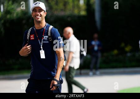 Marina Bay Street Circuit, Singapur. September 2023. 2023 Formel 1 Singapur Airlines Singapur Grand Prix; Free Practice Day; Nummer 3 Scuderia AlphaTauri Fahrer Daniel Ricciardo kommt auf der Strecke Credit: Action Plus Sports/Alamy Live News Stockfoto