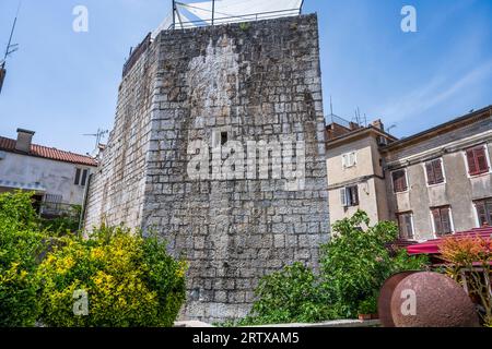 Der fünfeckige Turm aus dem 15. Jahrhundert, Teil der mittelalterlichen Stadtmauern, steht am Eingang zur Altstadt von Poreč auf der istrischen Halbinsel von Kroatien Stockfoto