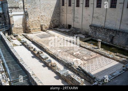 Mosaik aus dem 4. Jahrhundert aus dem römischen Haus im Komplex der Euphrasischen Basilika aus dem 6. Jahrhundert im historischen Zentrum von Poreč auf der istrischen Halbinsel von Kroatien Stockfoto