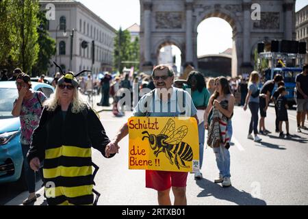 München, Deutschland. September 2023. Fridays for Future protestierte am 15. September 2023 in München zu ihrem 13. Globalen Klimaangriff. Das Motto des marsches war Ende fossiler Brennstoffe. (Foto: Alexander Pohl/SIPA USA) Credit: SIPA USA/Alamy Live News Stockfoto