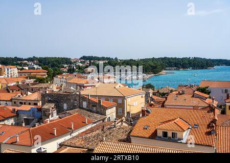 Blick vom Glockenturm des Euphrasian Basilica Complex über die roten Ziegeldächer des historischen Zentrums von Poreč auf der istrischen Halbinsel von Kroatien Stockfoto