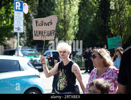 München, Deutschland. September 2023. Fridays for Future protestierte am 15. September 2023 in München zu ihrem 13. Globalen Klimaangriff. Das Motto des marsches war Ende fossiler Brennstoffe. (Foto: Alexander Pohl/SIPA USA) Credit: SIPA USA/Alamy Live News Stockfoto