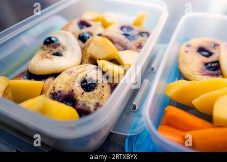 Glutenfreie Pfannkuchen mit Heidelbeeren, begleitet von geschnittenen ​​apple und Karotten. Gesunde Ernährung. Lunchpakete Stockfoto