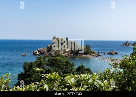 Blick auf die Insel Isola Bella in Taormina, Sizilien, Strand mit Touristen umgeben vom Meer Stockfoto