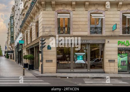 Paris, Frankreich - 10. August 2023: Tiffany and Co. Luxusschmuckladen an der Avenue des Champs-Elysées, von der Rue La Boetie aus gesehen Stockfoto