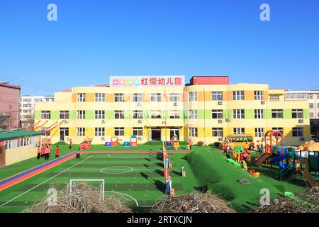 LUANNAN COUNTY, China - 31. Dezember 2021: Architektonisches Erscheinungsbild eines privaten Kindergartens, Nordchina Stockfoto