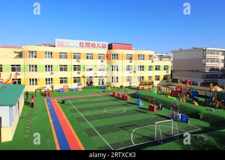 LUANNAN COUNTY, China - 31. Dezember 2021: Architektonisches Erscheinungsbild eines privaten Kindergartens, Nordchina Stockfoto