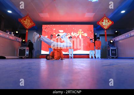 LUANNAN COUNTY, China - 31. Dezember 2021: Hip-Hop-Performance auf der Neujahrsparty in Nordchina Stockfoto