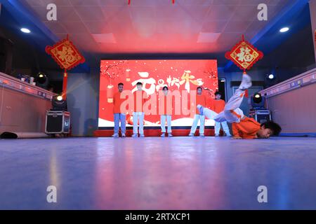 LUANNAN COUNTY, China - 31. Dezember 2021: Hip-Hop-Performance auf der Neujahrsparty in Nordchina Stockfoto