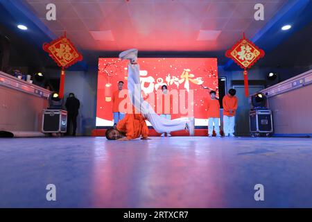 LUANNAN COUNTY, China - 31. Dezember 2021: Hip-Hop-Performance auf der Neujahrsparty in Nordchina Stockfoto