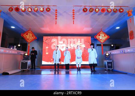 LUANNAN COUNTY, China - 31. Dezember 2021: Hip-Hop-Performance auf der Neujahrsparty in Nordchina Stockfoto