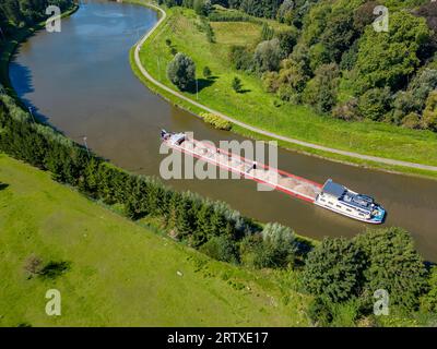 Lembeek, Halle, Vlaams Brabant, Belgien, 5. September 2023, Frachtschiff oder Lastkahn, das den Canal Brussels Charleroi passiert, eine von Menschen geschaffene Wasserstraße in Belgien. Es wird immer noch aktiv für den Transport von Waren und Rohstoffen eingesetzt. Hochwertige Fotos Stockfoto