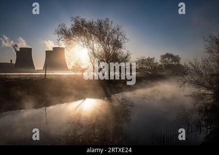 Kohlekraftwerk bei Sunrise Stockfoto