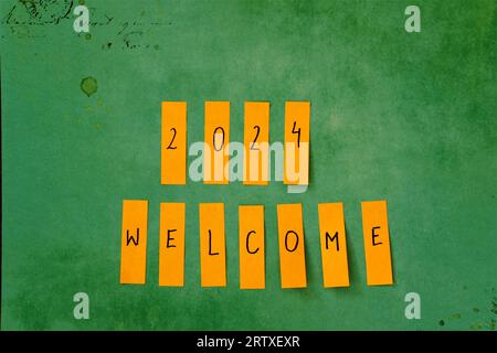 2024 Ziele. Papieretiketten mit 2024 Begrüßungsgeschenken. Konzeptfoto der Planung von Neujahrsvorschlägen und Zielvorgaben Stockfoto