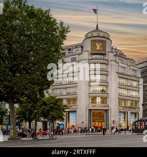 Paris, Francia - 10. August. 2023: Art déco-Gebäude des Louis Vuitton Store, 101 Avenue Champs Elysées. Es ist der größte Vuitton Flagship Store in der Region Stockfoto