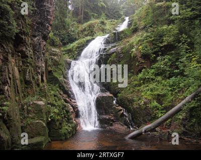 Kamieńczyk Wasserfall im Nationalpark Karkonosze (Karkonosze, Sudetengebirge, Woiwodschaft Niederschlesien, Republik Polen) Stockfoto