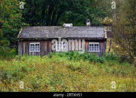 Altes, verlassenes Haus in Haraldsgrova (Vestnes, Molde, Møre & Romsdal), Westnorwegen. Stockfoto
