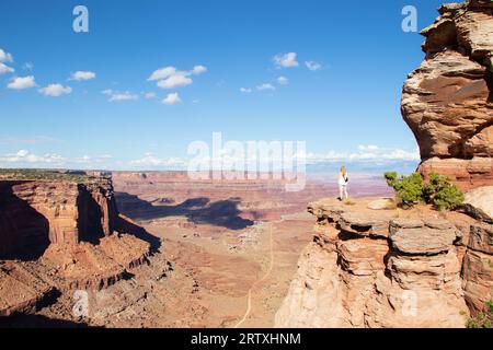 Eine Frau schaut im Canyonlands National Park USA Utah vorbei Stockfoto