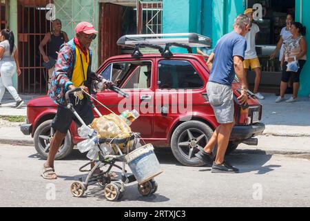 Havanna, Kuba, 2023, Ein kubanischer Mann benutzt einen Kinderwagen, um verschiedene Gegenstände auf einer Straße in der Stadt zu bewegen. Lebensweise echter Menschen auf der Karibikinsel Stockfoto