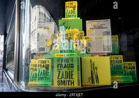 Kopien von Zadie Smiths erstem historischem Buch mit dem Titel „The Fraud“, das von Hamish Hamilton veröffentlicht wurde, werden am 14. September 2023 in London, England, im Frontfenster von Waterstones' Flagship Bookshop auf Piccadilly ausgestellt. Stockfoto