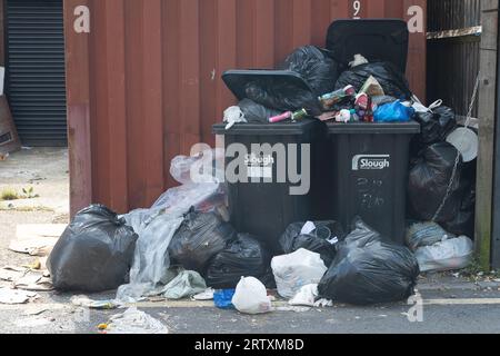 Slough, Berkshire, Großbritannien. September 2023. Der Slough Borough Council hat eine Änderung der Müllablagen der Bewohner eingeführt, um die Bewohner zu ermutigen, mehr recycelt zu werden. Graue Abfallbehälter mit allgemeinen Abfällen, einschließlich Lebensmitteln, werden jetzt einmal alle 14 Tage anstatt einmal pro Woche gesammelt, wobei das Recycling in roten Abfallbehältern erfolgt, die in der zweiten Woche gesammelt werden. Dies führt zu überfüllten Mülltonnen und verstreuten Straßen im Stadtzentrum von Slough. Kredit: Maureen McLean/Alamy Stockfoto