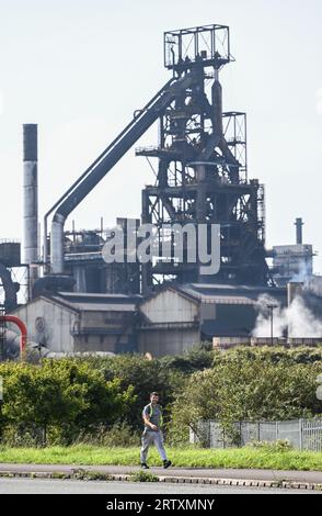 Ein Arbeiter verlässt die Hochöfen der Tata Steel Works in Port Talbot. Die Arbeiten werden 500 Millionen Pfund von der britischen Regierung erhalten, um das Werk offen zu halten und umweltfreundlichere Stahlerzeugnisse zu produzieren, doch könnten Tausende ihre Arbeitsplätze verlieren. Foto: Robert Melen/LNP Stockfoto