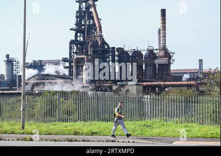 Ein Arbeiter verlässt die Hochöfen der Tata Steel Works in Port Talbot. Die Arbeiten werden 500 Millionen Pfund von der britischen Regierung erhalten, um das Werk offen zu halten und umweltfreundlichere Stahlerzeugnisse zu produzieren, doch könnten Tausende ihre Arbeitsplätze verlieren. Foto: Robert Melen/LNP Stockfoto