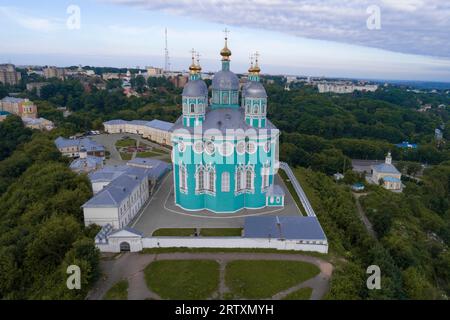 Blick auf die antike Assumption Cathedral an einem Julimorgen (Luftaufnahmen). Smolensk, Russland Stockfoto