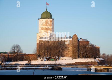 Antike Burg Vyborg an einem sonnigen Januarabend. Region Leningrad, Russland Stockfoto