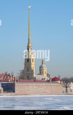 SANKT PETERSBURG, RUSSLAND - 17. MÄRZ 2023: Der Glockenturm der Peter-und-Paul-Kathedrale von der Seite der Trubetskoy-Bastion an einem Märztag Stockfoto