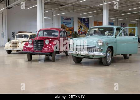 SANKT PETERSBURG, RUSSLAND - 29. MÄRZ 2023: Retro-Autos Moskwitsch-401 und Moskwitsch-407 in der Ausstellung des Museums der Retro-Autos. Shopping und Unterhaltung Stockfoto