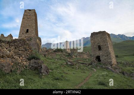 Antike ossetische Verteidigungstürme auf den Ruinen des Dorfes Tsmiti an einem frühen Junimorgen. Nord-Ossetia-Alania. Russische Föderation Stockfoto