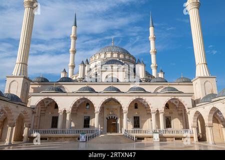 GROSNY, RUSSLAND - 14. JUNI 2023: Am Eingang zur Moschee „Herz Tschetscheniens“ an einem sonnigen Junimorgen Stockfoto