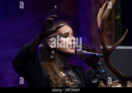 SHEVELEVO, RUSSLAND - 05. AUGUST 2023: Solistin der dunklen Folkgruppe 'Meshchera' Alexandra Sidorova tritt beim historischen Festival 'Princely Broth' auf Stockfoto