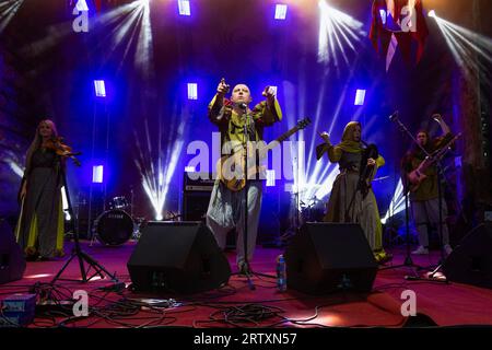 SHEVELEVO, RUSSLAND - 05. AUGUST 2023: Auftritt der Folkgruppe 'Troll Bends Tanne' auf dem historischen Festival 'Princely Brotherhood-2023' Stockfoto