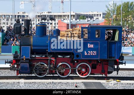 SANKT PETERSBURG, RUSSLAND - 27. AUGUST 2023: Industrielle Dampflokomotive der Serie „Soft Sign“ (er), die 1897 auf der dynamischen Show von Retro l produziert wurde Stockfoto