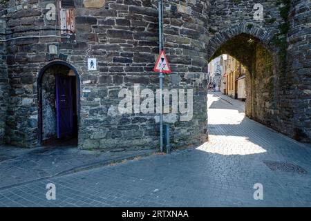 Eine öffentliche Toilette in den alten Stadtmauern, Conwy, Clwyd, Wales Stockfoto