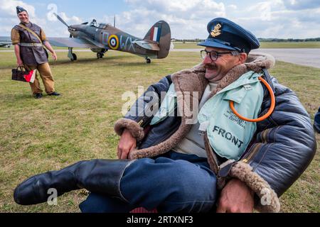 Duxford, Großbritannien. September 2023. Der Polish Heritage Flight und die historischen Erneuerer der Geschichte würdigen den Beitrag der polnischen Luftwaffe während der Schlacht von Großbritannien bei IWM Duxford, vor der „Schlacht von Großbritannien“ Airshow. Vor Julian Kowalski (dem Sohn eines Piloten) fliegen sie Hawker Hurricane G-HURI, das für die Saison 2023 der „City of Poznan“-Staffel 302 Tribut zollt und die Markierungen von Flt Lt Tadeusz Chlopik und Wing Commander Julian Kowalski trägt. Am 15. September 1940 wurde die 302 Squadron dreimal von Duxford aus gejagt, um die Angriffe der deutschen Luftwaffe abzufangen. Stockfoto