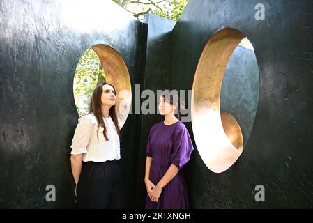 DAME BARBARA HEPWORTHS DREI OBLIQUES (WALK IN) AUF DEM ST JAMES’S SQUARE DAS WERK WIRD DEN MODERNEN BRITISCHEN UND IRISCHEN KUNSTABENDVERKAUF AM 18. OKTOBER IM CHRISTIE'S MIT EINER SCHÄTZUNG VON £ 6.000.000-9.000.000 LEITEN Stockfoto