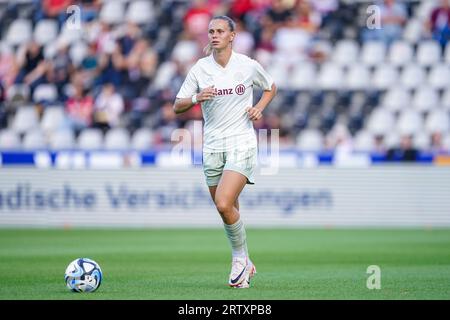 Freiburg, Deutschland. September 2023. Freiburg, 15. September 2023: Klara Buehl (FC Bayern München, 17) beim Aufwärmen vor dem Google Pixel Frauen-Bundesliga-Fußballspiel zwischen dem SC Freiburg und dem FC Bayern München im Freiburger Dreisamstadion. (Daniela Porcelli/SPP) Credit: SPP Sport Press Photo. Alamy Live News Stockfoto