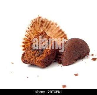 Mini-Schokoladen-Muffins oder Brownie-Cupcake auf weißem Hintergrund Stockfoto Stockfoto