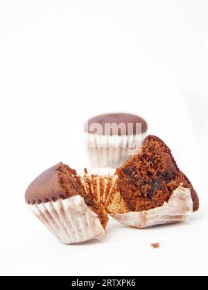 Mini-Schokoladen-Muffins oder Brownie-Cupcake auf weißem Hintergrund Stockfoto Stockfoto