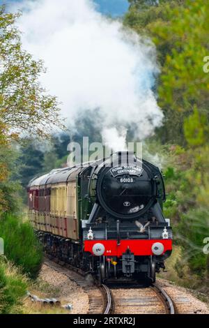 Boat of Garten, Schottland, Großbritannien. September 2023. Der Flying Scotsman Dampfzug zieht Busse von Dampfzugliebhabern auf der Strathspey Railway zwischen Aviemore und Broomhill. Der besondere Dampfausflug feiert den 100. Jahrestag der berühmtesten Dampflokomotive aller Zeiten. Iain Masterton/Alamy Live News Stockfoto