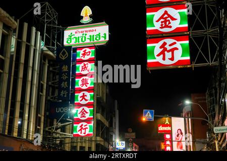 Bangkok, Thailand - 27. November 2021: Bunte Schilder in der Nacht auf der Yaowarat Road. Es ist das berühmte Street Food in Bangkoks Chinatown. Stockfoto