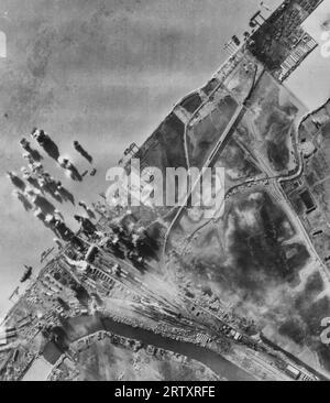 Bomben, die von der Boeing B-29 „Superfortresses“ von General Curtis E. Lemays 20Th Bomber Command Burst on Shipping und dem Tientsin-Pukow Railroad Terminal am Ostufer des Yangtze River gegenüber der Stadt Nangking, China, abgeworfen wurden Stockfoto