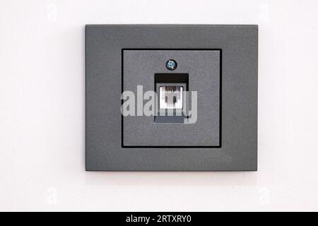 Schließen Sie den ethernet-Kabeleingang an der Wand an. Hintergrund der Socket-Eingabetechnologie. Selektiver Fokus. Stockfoto