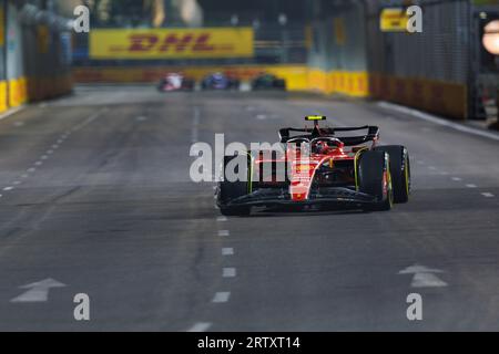 Marina Bay Street Circuit, Singapur. September 2023. 2023 Formel 1 Singapur Airlines Singapur Grand Prix; Free Practice Day; Nummer 55 Scuderia Ferrari Fahrer Carlos Sainz Jr während Training 2 Credit: Action Plus Sports/Alamy Live News Stockfoto