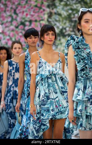 London, Großbritannien. September 2023. Models laufen auf der Paul Costelloe Spring Summer 2024 Show während der London Fashion Week auf dem Laufsteg. Quelle: SOPA Images Limited/Alamy Live News Stockfoto